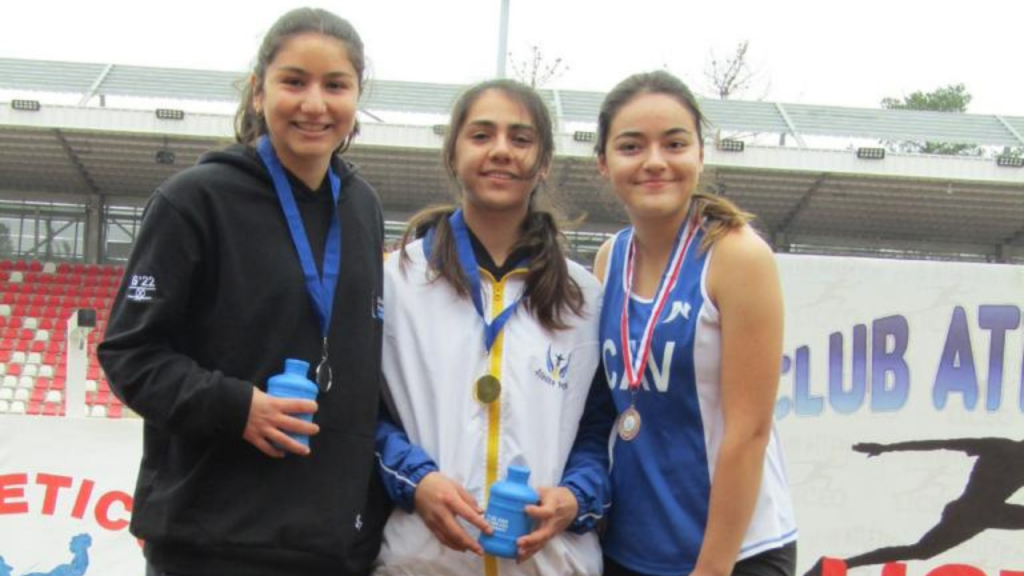 Fernanda González del 4° Medio C destaca en Atletismo
