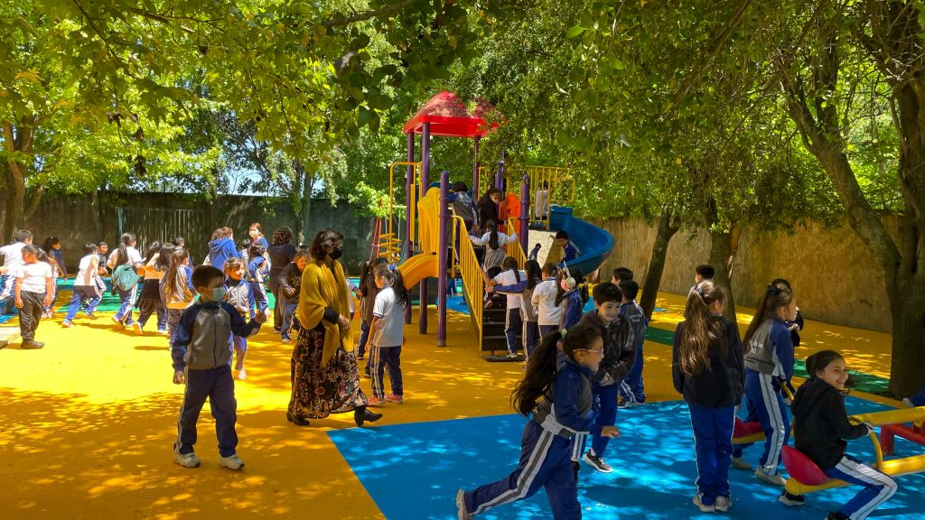 Inauguración patio para los 1° y 2° básicos.